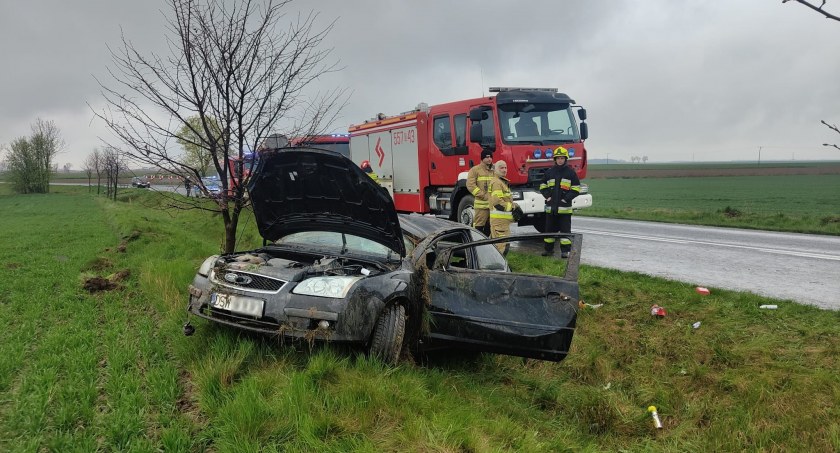 Dachowanie osobówki za Cesarzowicami na trasie Środa Śląska - Kostomłoty. Kierowca został zabrany do szpitala