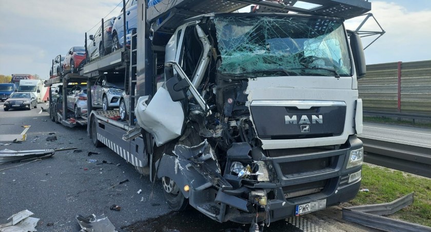 Kolizja dwóch ciężarówek na A4 przed węzłem Bielany Wrocławskie. Spore utrudnienia na autostradzie w kierunku granicy