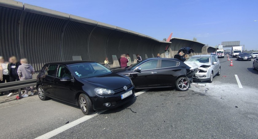 Utrudnienia na AOW w kierunku Kudowy. Kolizja 4 samochodów osobowych przed zjazdem na autostradę A4