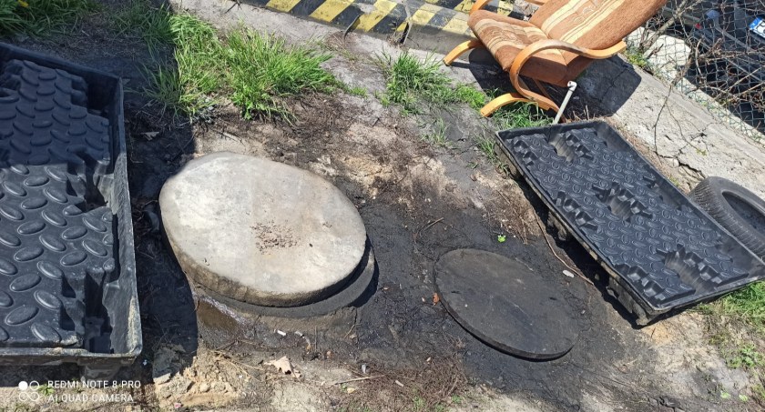 Smary i oleje silnikowe w studzienkach kanalizacyjnych, nielegalna rozbiórka aut, zła segregacja odpadów - fot. Straż Miejska Wrocławia