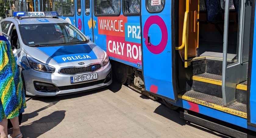 Policyjny pościg w centrum Wrocławia. Sprawca przejechał przez przystanek zahaczając pieszą. Trwa policyjna obława za kierowcą Mercedesa