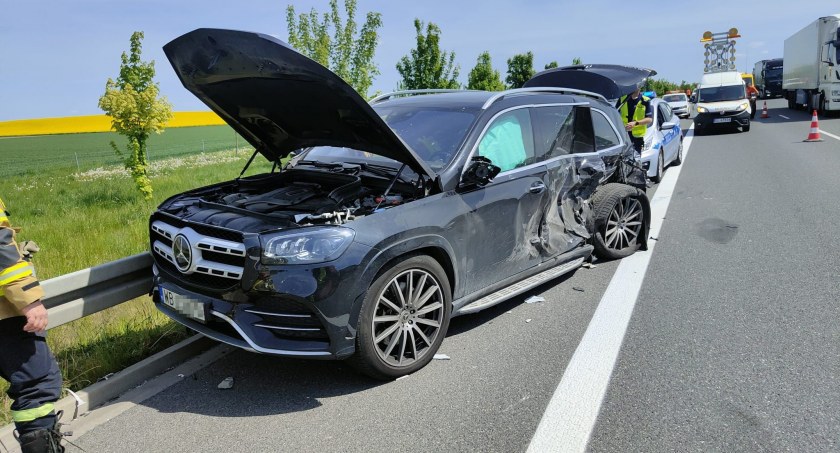 Zderzenie ciężarówki z osobowym Mercedesem na 42 kilometrze S8. Korek w kierunku Wrocławia ma wciąż ponad 5 km