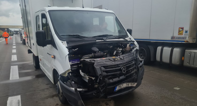 Zderzenie dwóch pojazdów przed zjazdem na Kostomłoty. Poważne utrudnienia na A4 w kierunku Zgorzelca