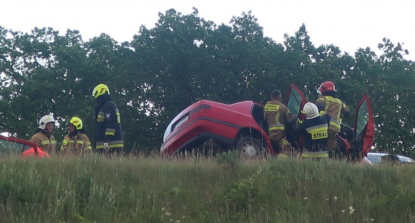 Tragedia na Wschodniej Obwodnicy Wrocławia. W czołowym zderzeniu dwóch aut osobowych zginął jeden z kierowców. WOW całkowicie zablokowana