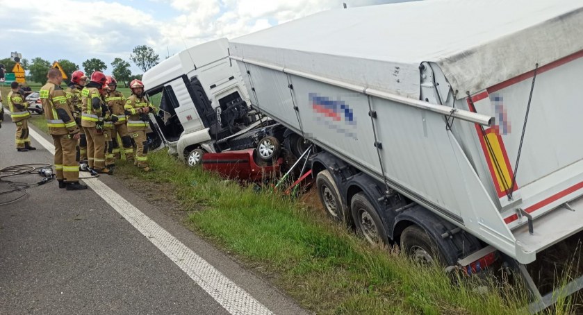 Tragedia na DK5. Wypadek śmiertelny z udziałem ciężarówki i auta osobowego pomiędzy miejscowością Osiek oraz Rusko