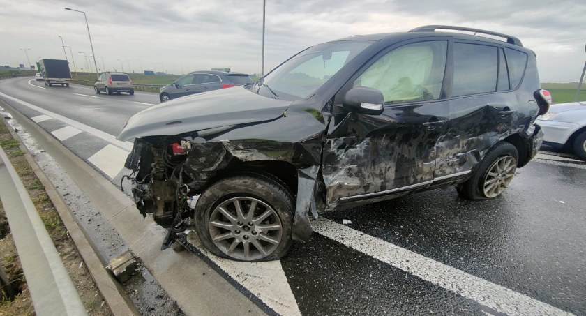 Spore utrudnienia na węźle Wrocław-Południe. Auto osobowe wjechało w bariery na zjeździe z A4 na AOW w kierunku Warszawy
