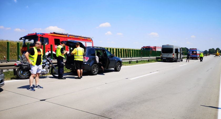 Poważne utrudnienia na na 136 kilometrze A4. Motocyklistka po zderzeniu z autem osobowym została zabrana do szpitala śmigłowcem LPR