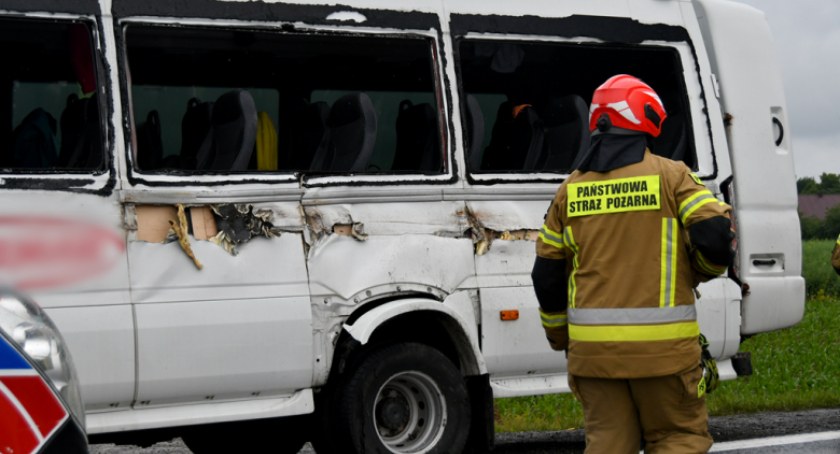 Dziewięcioro dzieci rannych w zderzeniu busa z ciężarówką - fot. Express-Miejski.pl