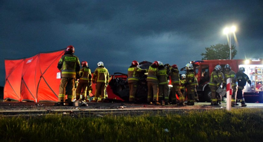 Śmiertelny wypadek z udziałem osobówki i dwóch ciężarówek na DK8. Fot. Express-miejski.pl