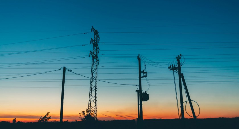 Wszedł na słup energetyczny i spadł porażony prądem. Mężczyzna z licznymi obrażeniami trafił do szpitala