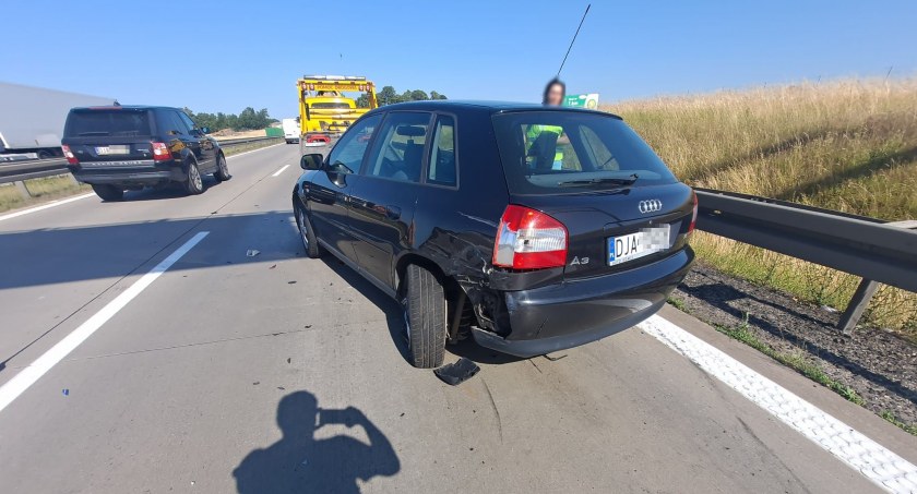 Ciężarówka zahaczyła osobowe audi stojące na prawym pasie autostrady. Kolejna groźna kolizja z powodu braku pasa awaryjnego na A4