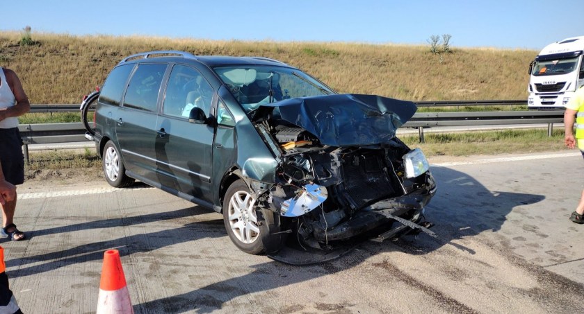 Kolizja dwóch aut osobowych na 129 kilometrze A4 w kierunku Wrocławia. Korek ma już ponad 5 kilometrów