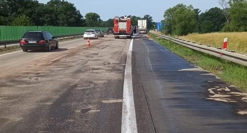 Ciężarówka uderzyła w bariery na 140 kilometrze A4. Olbrzymi wyciek paliwa przyczyną zablokowania autostrady w kierunku Legnicy