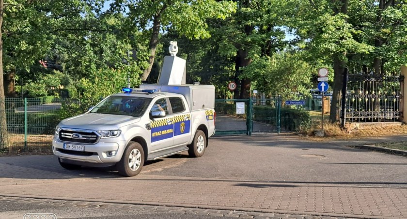 Straż Miejska sprawdza czy kierowcy prawidłowo pokonują przejazd kolejowy przy ulicy Zwycięskiej. Stałeś na czerwonej strefie, spodziewaj się mandatu