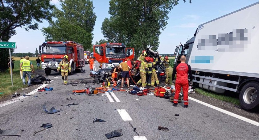 Śmiertelny wypadek z udziałem osobówki i dwóch ciężarówek na DK8 w Jordanowie Śląskim