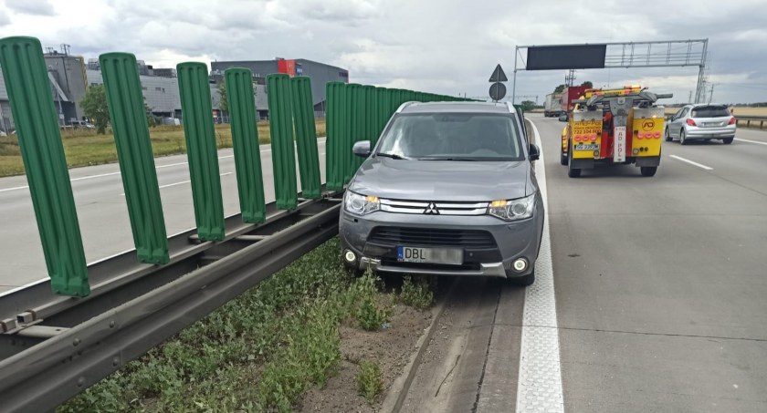 Samochód osobowy wjechał w ciężarówkę na zjeździe na A4 w Bielanach Wrocławskich