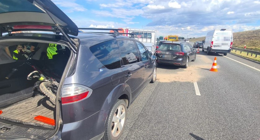 Kolizja czterech pojazdów na 157 kilometrze A4 w kierunku Katowic. Uwaga na utrudnienia