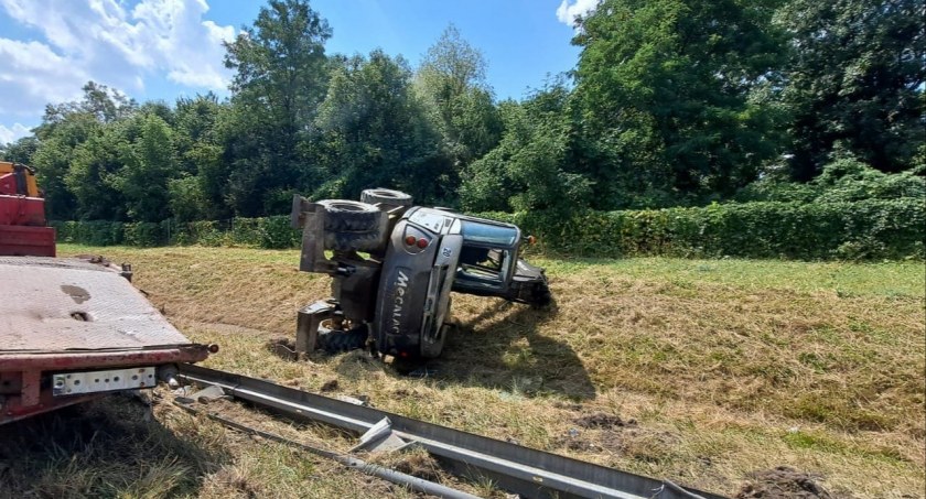Ciężarówka przewoziła koparkę i nie zmieściła się pod wiaduktem 