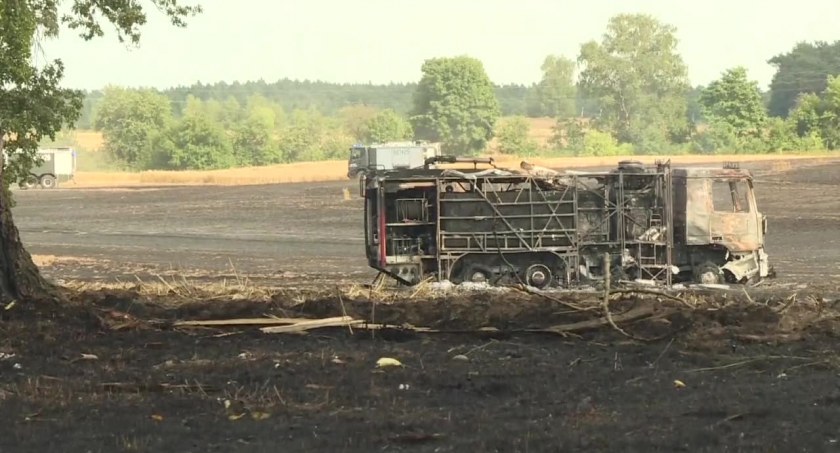 Pożar na polu, w ogniu stanął też wóz strażack