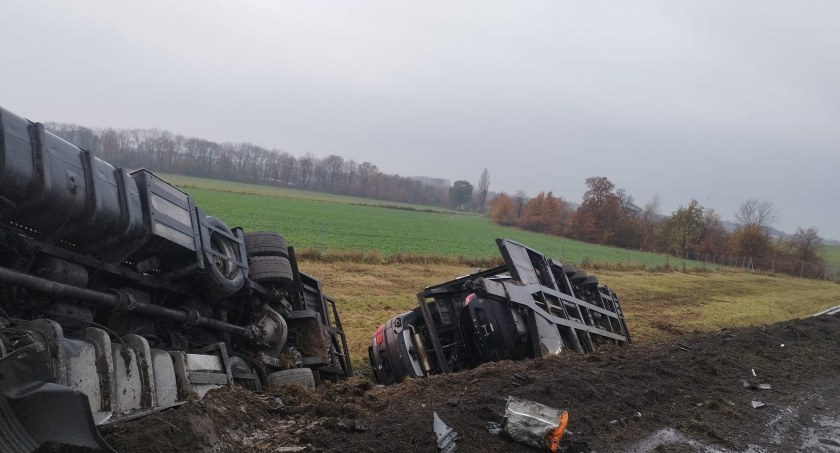Laweta z autami wypadła z drogi. Autostrada A4 w stronę Wrocławia zablokowana.