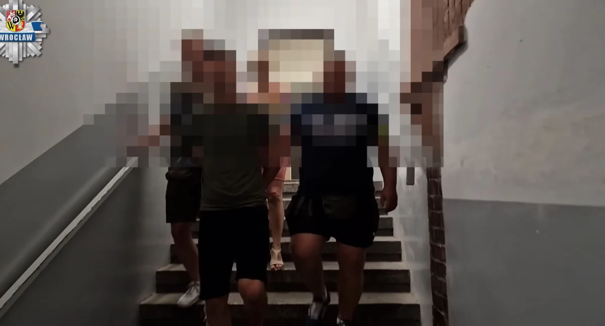 Interwencje, Policjanci komendy miejskiej Wrocławiu zatrzymali seryjnego przestępcę który oszukał najmniej osób - zdjęcie, fotografia