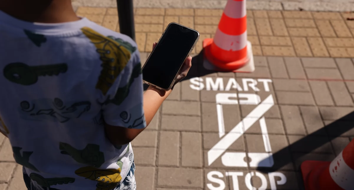 24wroclaw, Odłóż telefon żyj! Wrocław rusza pilotażową akcją „Smart Stop” - zdjęcie, fotografia