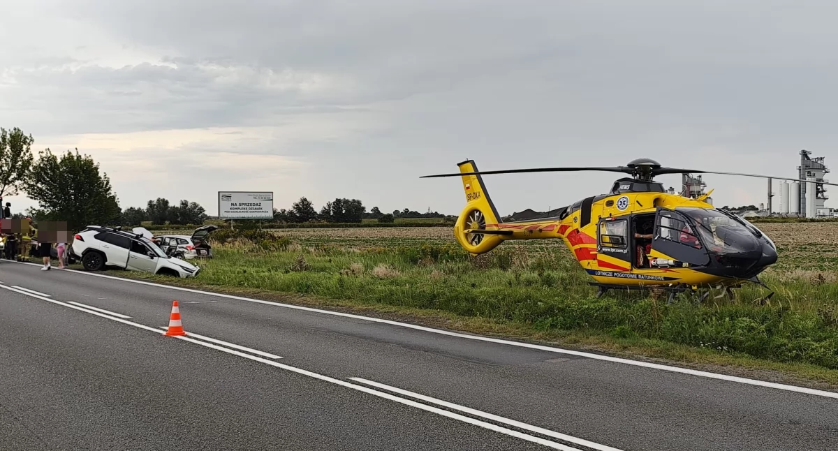 Wypadki drogowe, Groźny wypadek pobliżu węzła Kostomłoty miejscu lądował śmigłowiec - zdjęcie, fotografia