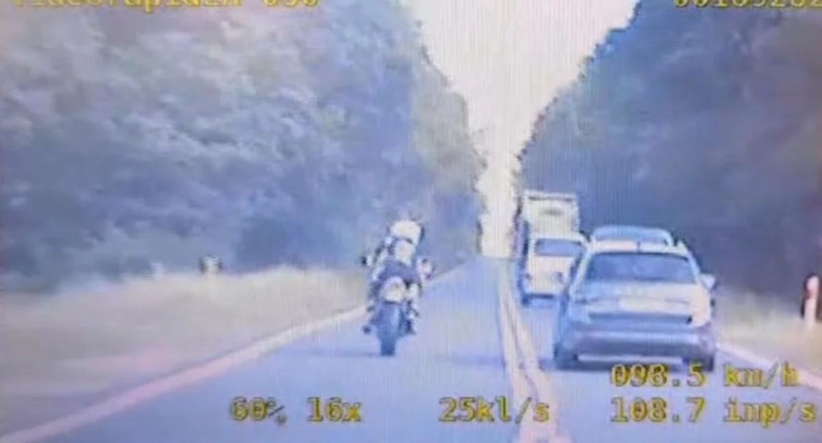 Interwencje, mandatu punktów karnych lekkomyślnego motocyklisty - zdjęcie, fotografia