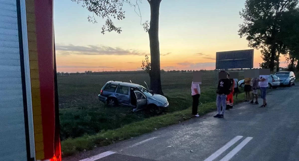 Wypadki drogowe, Wymuszenie pierwszeństwa przejazdu gminie Kostomłoty pojazdy wypadły jezdni - zdjęcie, fotografia