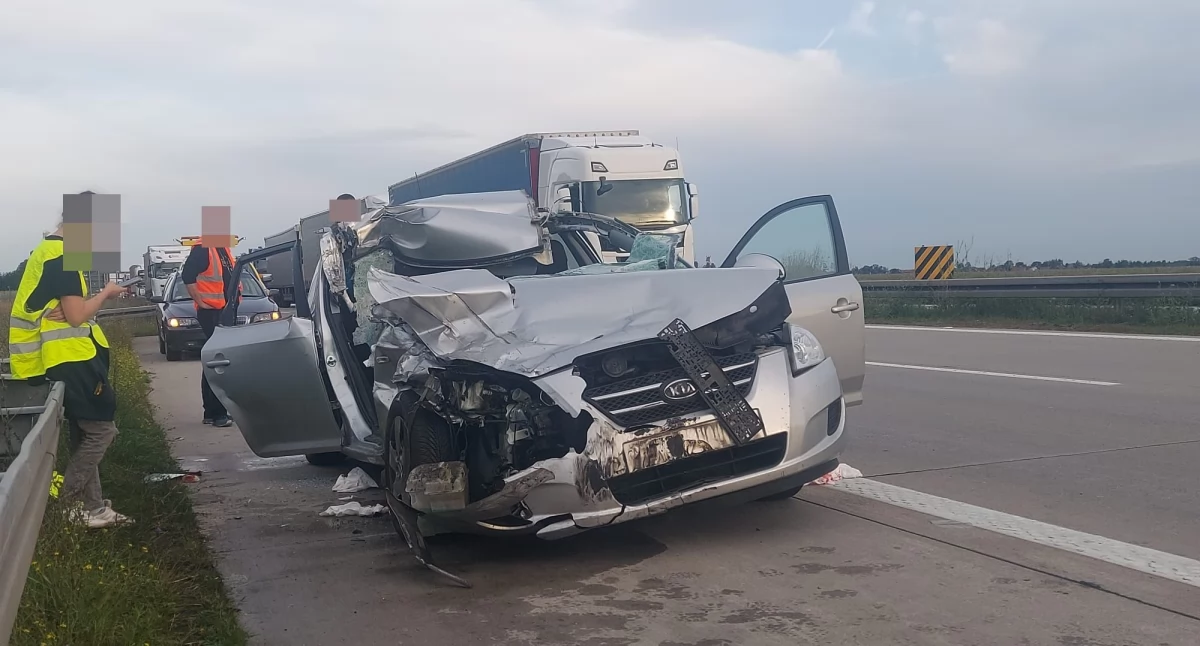 Autostrada A4, Wypadek udziałem osobówki ciężarówki kierunku Wrocławia Poszkodowane zostały osoby - zdjęcie, fotografia