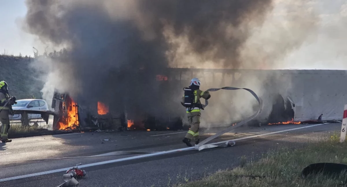 Autostrada A4, Pożar ciężarówki autostradzie kierunku Katowic - zdjęcie, fotografia