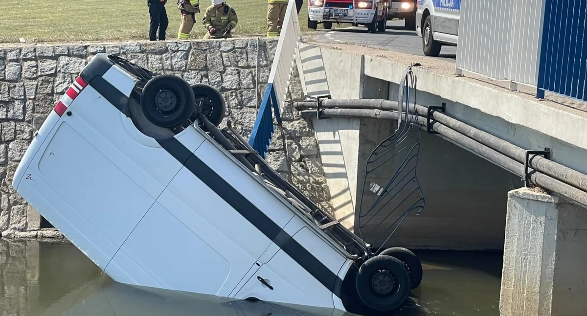 Wypadki drogowe, Stracił panowanie busem rzeki Groźne zdarzenie gminie Siechnice - zdjęcie, fotografia