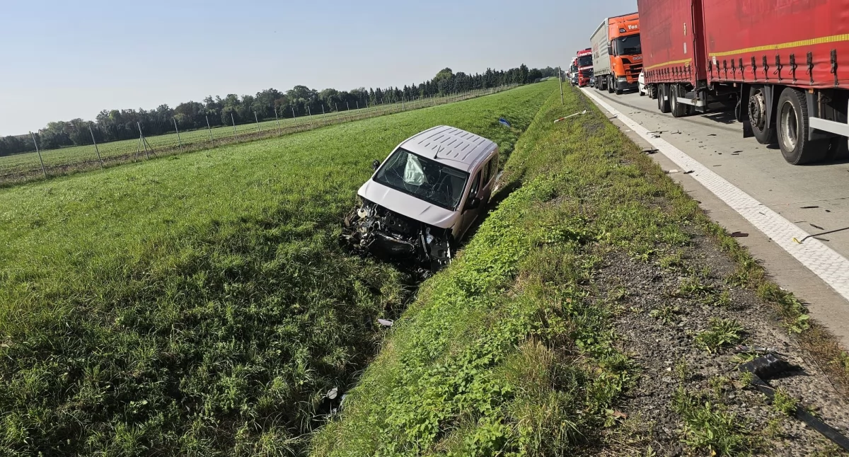 Autostrada A4, Wypadek udziałem ciężarówki kierunku Katowic Poszkodowana została jedna osoba - zdjęcie, fotografia