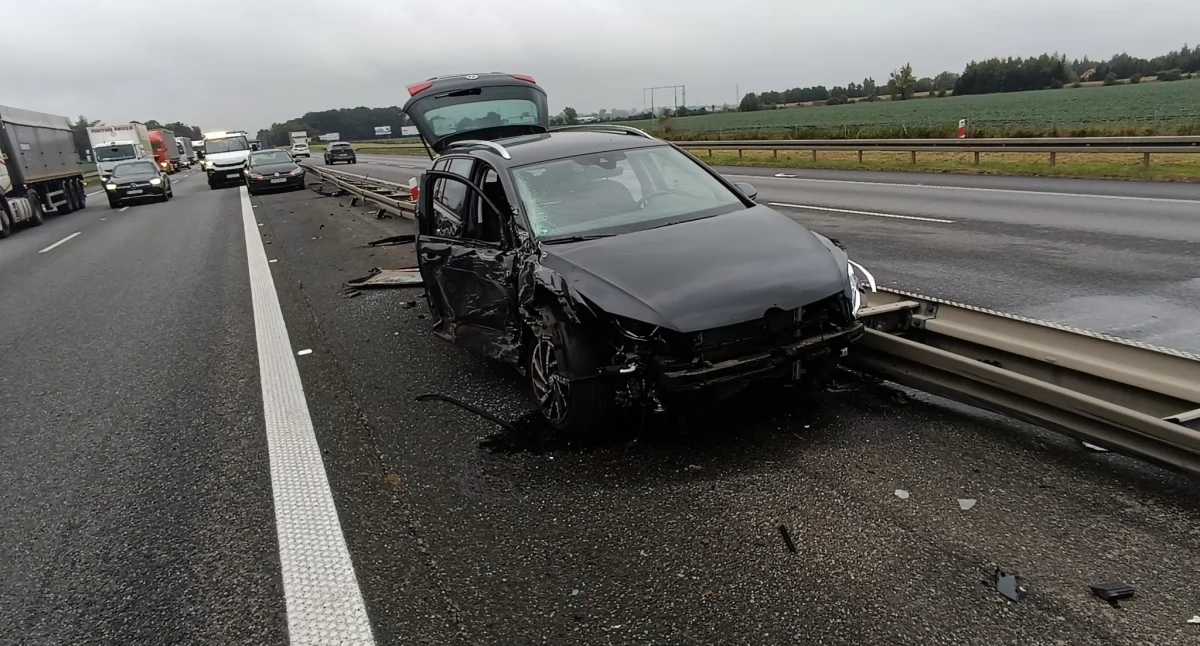 Autostrada A4, Kierowca ciężarówki dostał ataku epilepsji stracił panowanie pojazdem Groźna kolizja kierunku Katowic - zdjęcie, fotografia