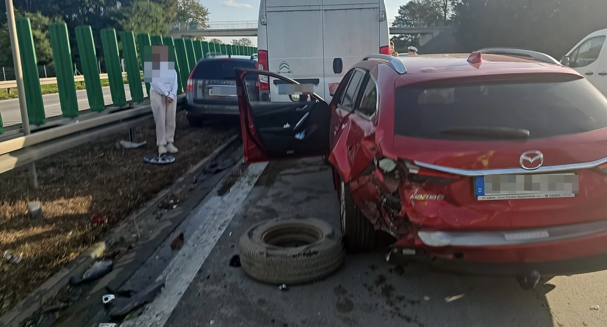 Autostrada A4, Kolizja czterech pojazdów kierunku Wrocławia Podróżując okolicach węzła Kąty Wrocławskie zachowajcie szczególną ostrożność - zdjęcie, fotografia
