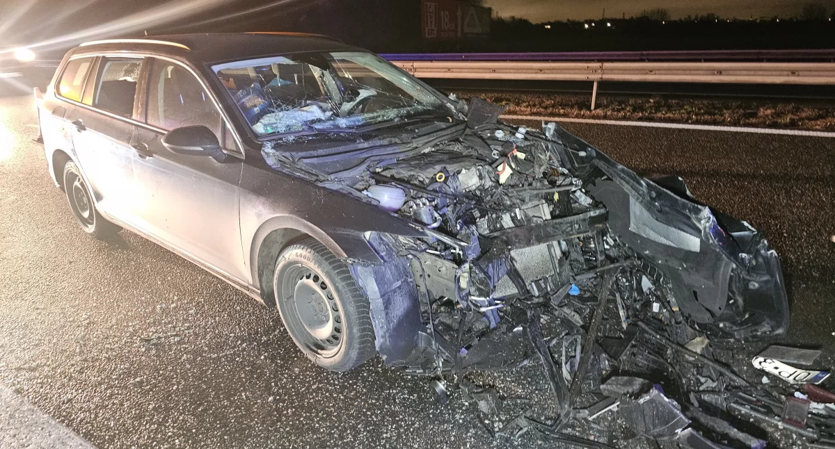 Autostrada A4, Osobówką wjechał naczepę ciężarówki Groźne zdarzenie drogowe kierunku Katowic - zdjęcie, fotografia