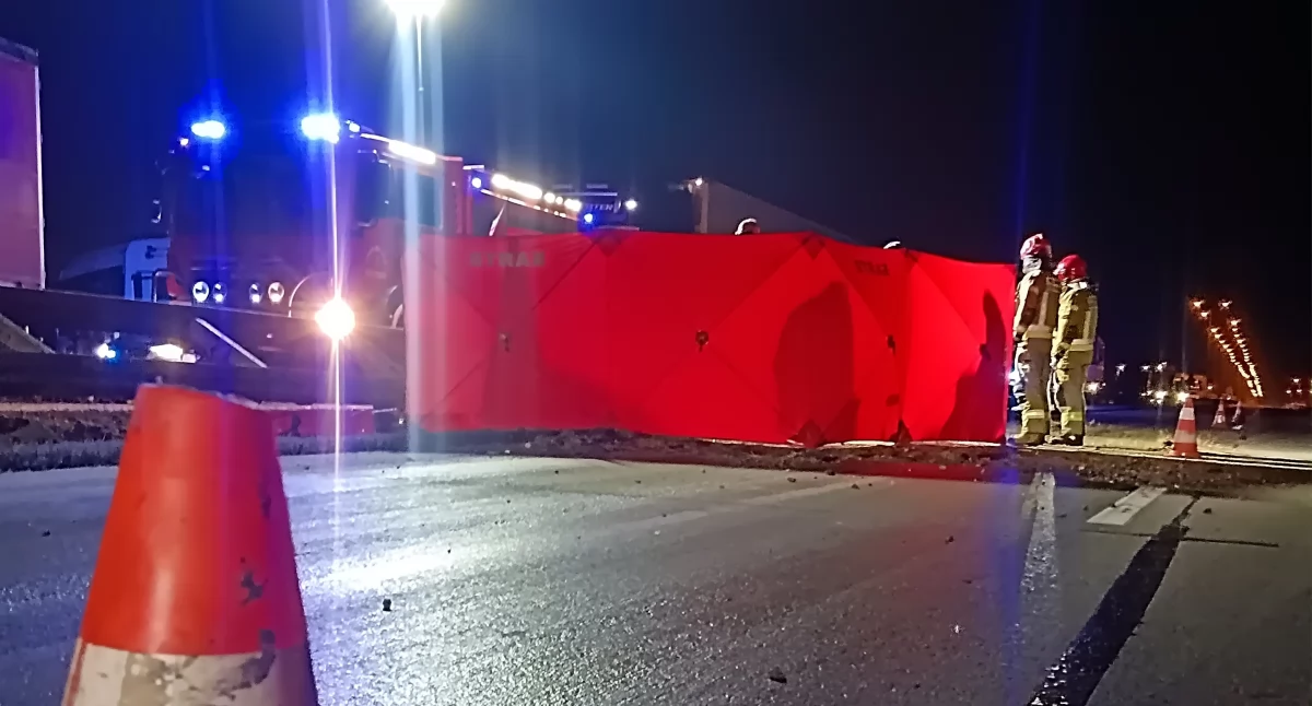 Autostrada A4, Karambol udziałem ciężarówek osobowego pobliżu węzła Krzywa Autostrada kierunku Wrocławia zablokowana - zdjęcie, fotografia