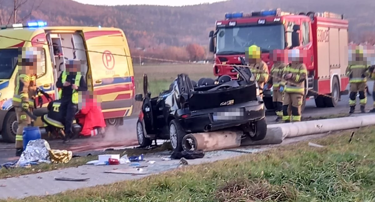 Wypadki drogowe, Sobótka Pojazd osobowy uderzył słup energetyczny miejscu lądował - zdjęcie, fotografia