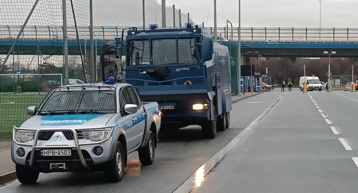 24wroclaw, Wrocławscy policjanci zabezpieczali pomiędzy drużynami Piast Gliwice Śląsk Wrocław - zdjęcie, fotografia