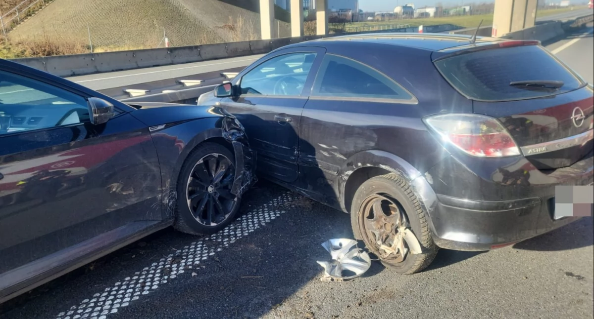 Autostrada A4, Kolizja dwóch osobówek kierunku Wrocławia Uwaga utrudnienia - zdjęcie, fotografia