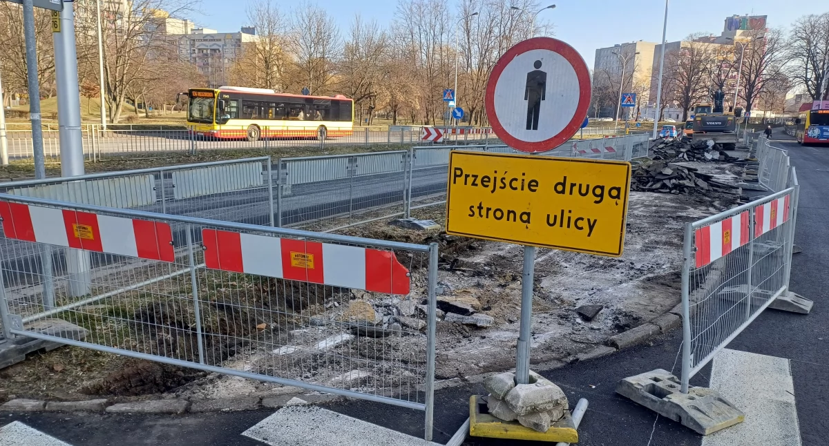 Miasto, Remont zatok autobusowych peronów ulicy Kozanowskiej - zdjęcie, fotografia