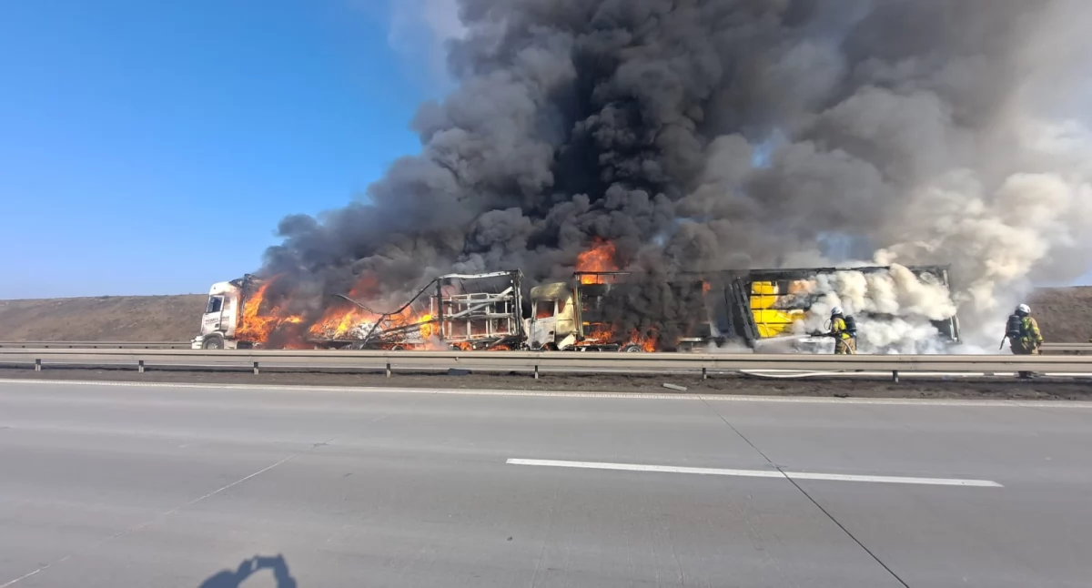 Autostrada A4, ciężarówki płoną groźnym wypadku Kilka osób poszkodowanych Autostrada kierunku Zgorzelca całkowicie zablokowana - zdjęcie, fotografia