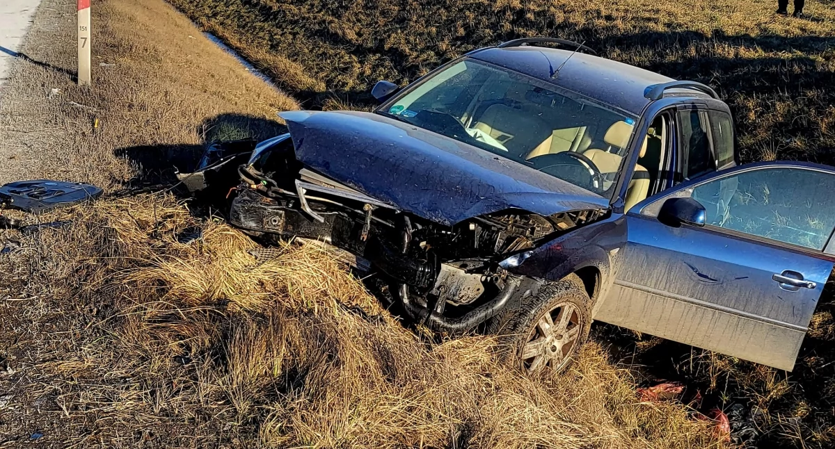 Autostrada A4, Dachowanie osobowego zderzeniu ciężarówką pobliżu węzła Wrocław Południe Jedna osoba poszkodowana - zdjęcie, fotografia