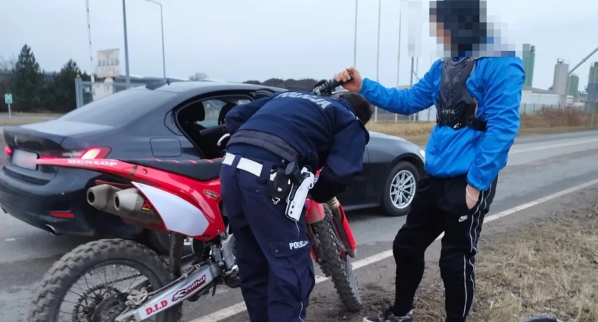 Interwencje, Kaskader uprawnień jazdą jednym popisywał oczach policjantów - zdjęcie, fotografia