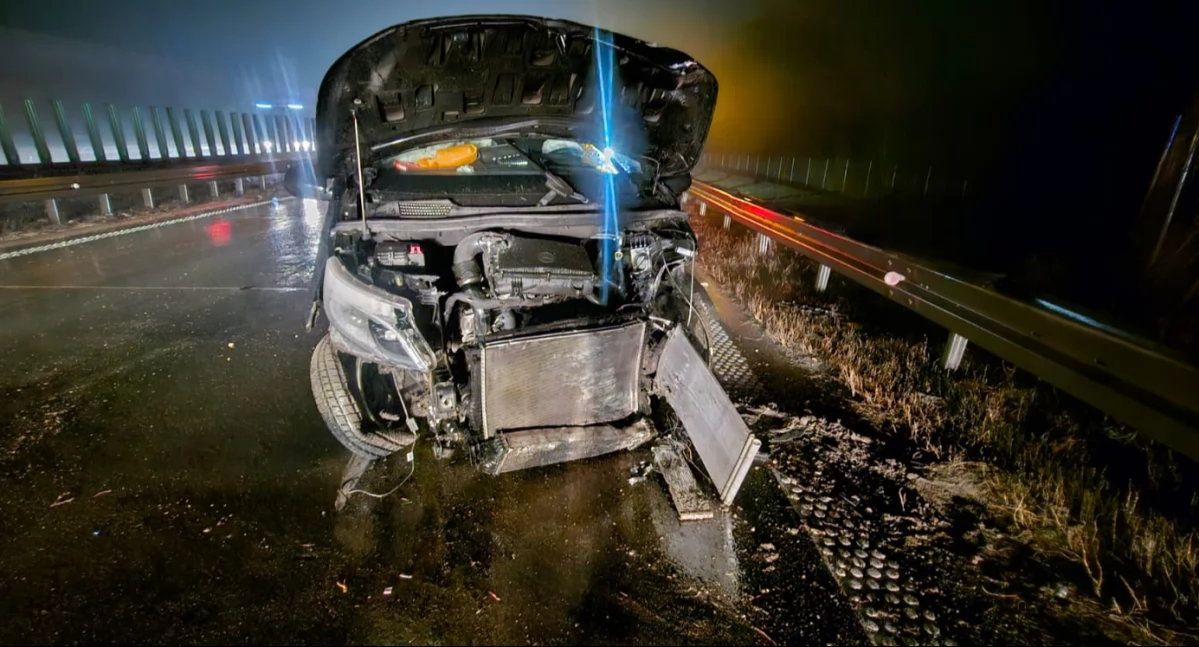 Autostrada A4, Mercedesem uderzył bariery Groźna kolizja kierunku Katowic - zdjęcie, fotografia
