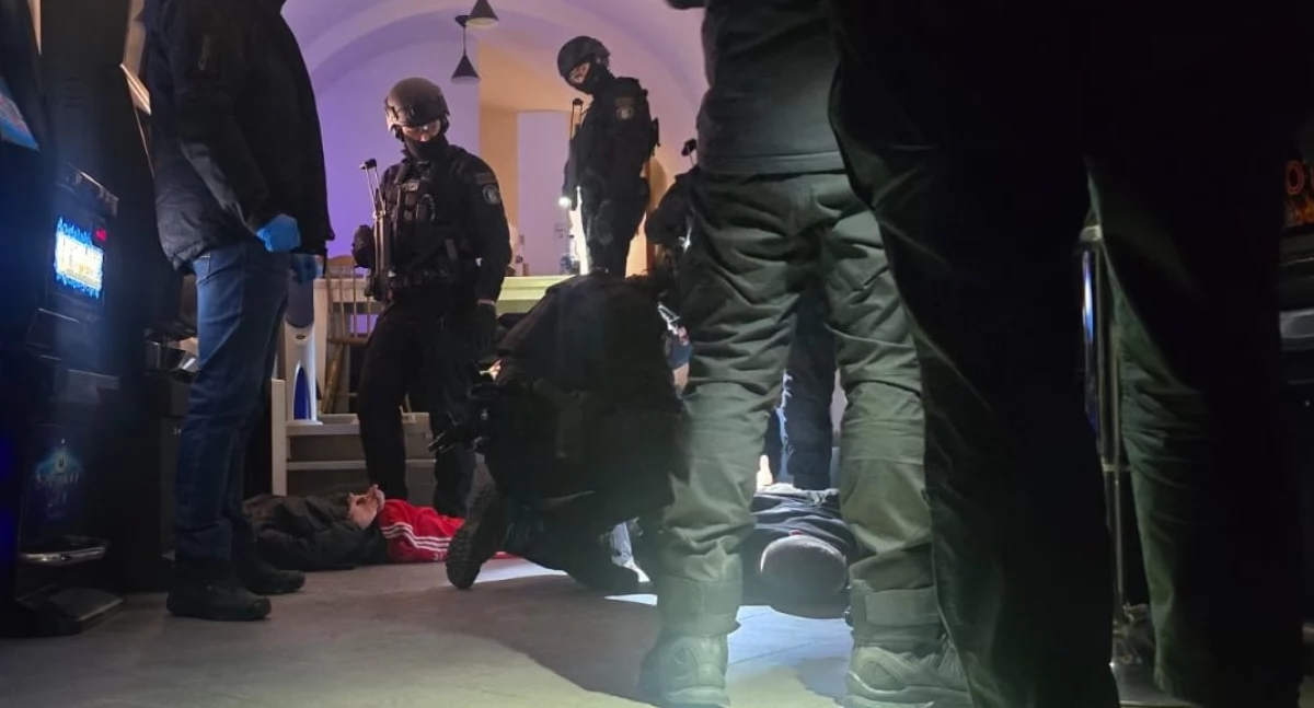 Interwencje, latek powiązany środowiskiem pseudokibiców zatrzymany Kryminalni Jawora Wrocławia uderzyli nielegalny hazard zabezpieczyli znaczną ilość narkotyków - zdjęcie, fotografia
