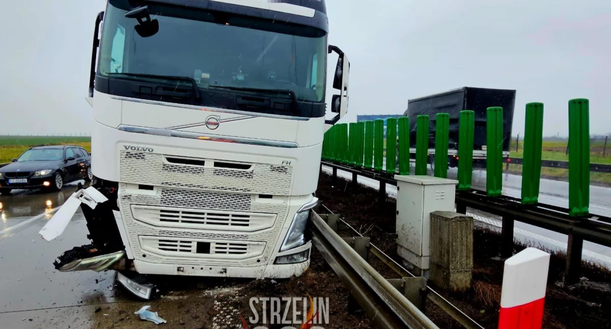 Autostrada A4, kolizje udziałem kilku ciężarówek przed węzłem Kąty Wrocławskie Sprawca jednej uciekł - zdjęcie, fotografia