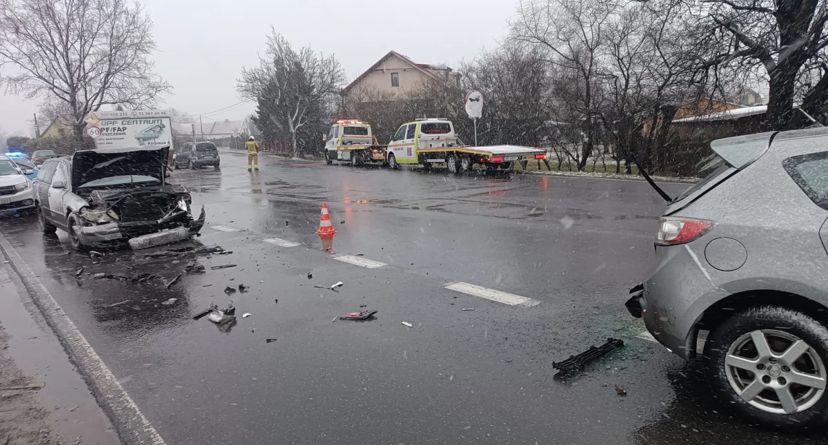 Wypadki drogowe, Groźny wypadek udziałem trzech osobowych DW347 Wrocławiem osoby poszkodowane - zdjęcie, fotografia