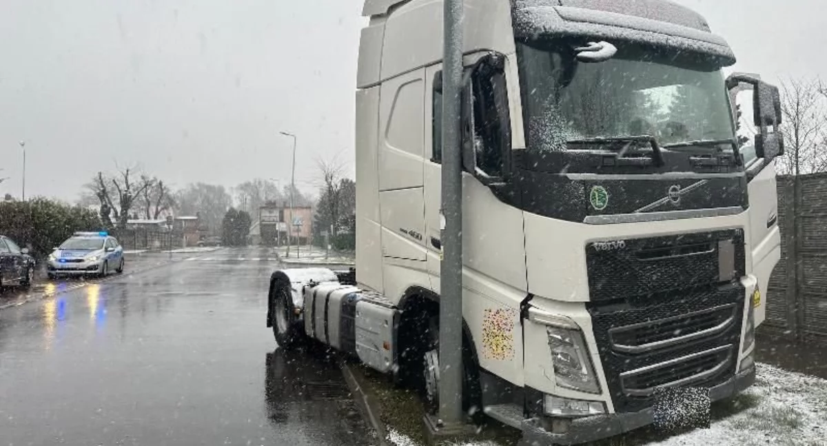 Wypadki drogowe, Kolejny zawodowy kierowca podwójnym gazie Staranował osobówkę wjechał uliczną lampę - zdjęcie, fotografia