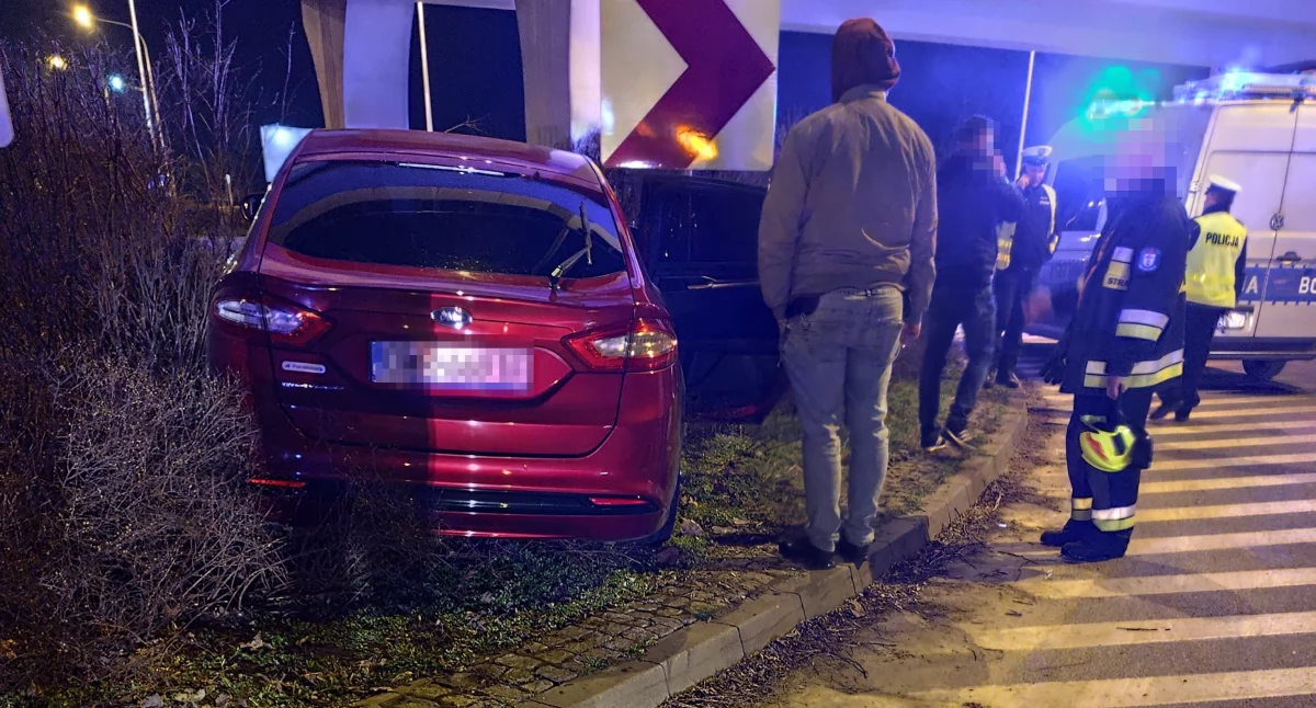 Wypadki drogowe, rondzie prosto Wypadek udziałem pijanego kierowcy Siechnicach - zdjęcie, fotografia